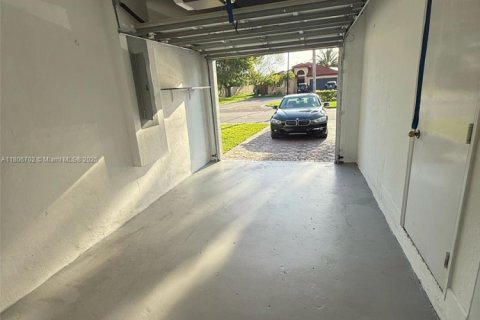 House in Miami, Florida 4 bedrooms, 181.53 sq.m. № 1739491 - photo 29