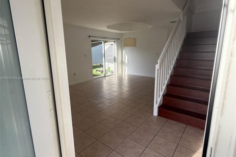 House in Miami, Florida 4 bedrooms, 181.53 sq.m. № 1739491 - photo 5