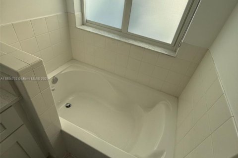 House in Miami, Florida 4 bedrooms, 181.53 sq.m. № 1739491 - photo 18