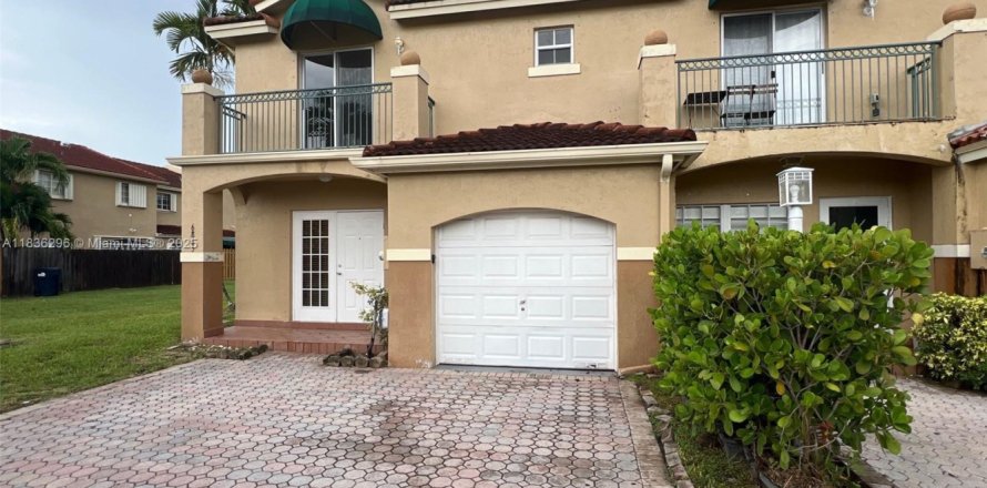 Adosado en Miami, Florida 3 dormitorios, 169.08 m2 № 1823866