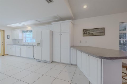 House in New Smyrna Beach, Florida 3 bedrooms, 185.34 sq.m. № 1559734 - photo 6