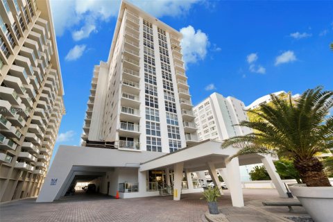 Condo in Miami Beach, Florida, 1 bedroom № 1972749 - photo 21