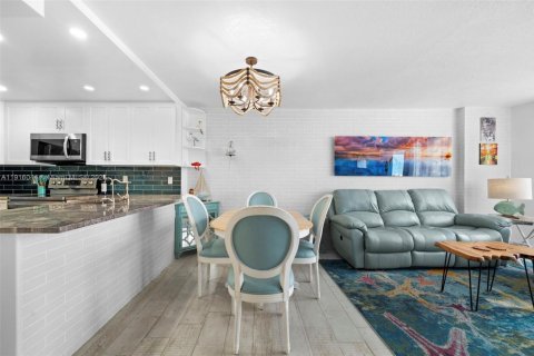 Condo in Miami Beach, Florida, 1 bedroom № 1972749 - photo 4