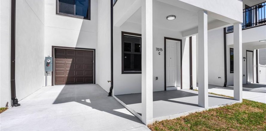 Adosado en Tampa, Florida 3 dormitorios, 151.99 m2 № 2214252
