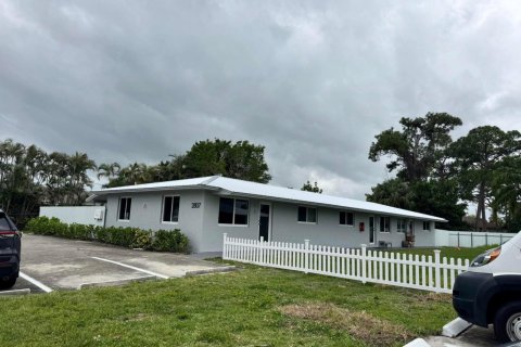 Immobilier commercial à Palm Springs, Floride 230.77 m2 № 2078655