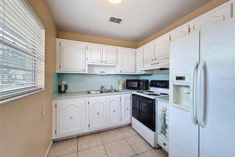 Condo in New Port Richey, Florida, 2 bedrooms  № 1907856 - photo 9