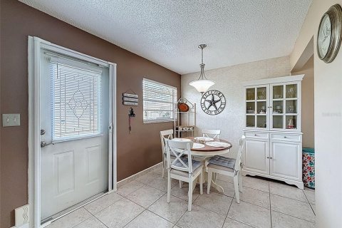 Condo in New Port Richey, Florida, 2 bedrooms  № 1907856 - photo 8