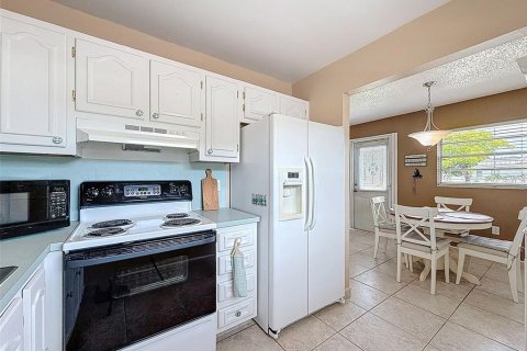 Condo in New Port Richey, Florida, 2 bedrooms  № 1907856 - photo 11
