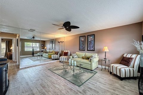 Condo in New Port Richey, Florida, 2 bedrooms  № 1907856 - photo 4