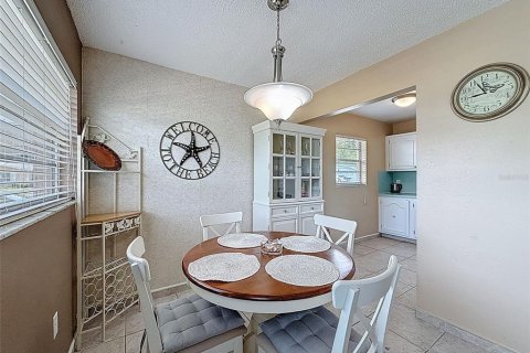 Condo in New Port Richey, Florida, 2 bedrooms  № 1907856 - photo 7