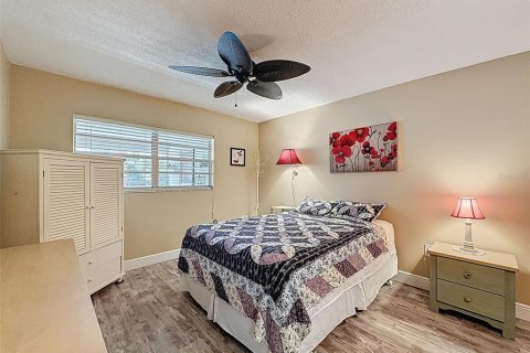 Condo in New Port Richey, Florida, 2 bedrooms  № 1907856 - photo 16