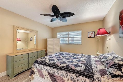 Condo in New Port Richey, Florida, 2 bedrooms  № 1907856 - photo 17
