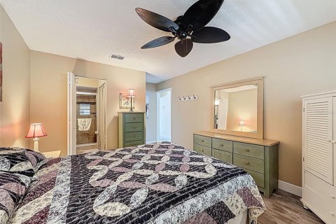 Condo in New Port Richey, Florida, 2 bedrooms  № 1907856 - photo 18