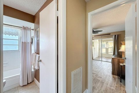 Condo in New Port Richey, Florida, 2 bedrooms  № 1907856 - photo 13
