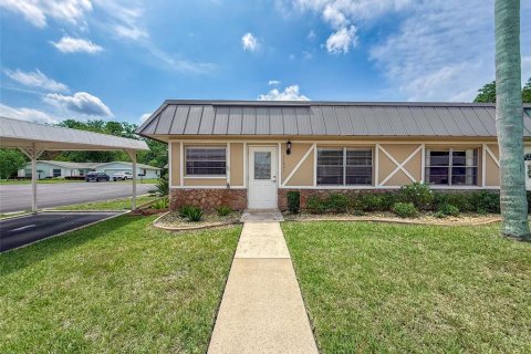 Condo in New Port Richey, Florida, 2 bedrooms  № 1907856 - photo 1
