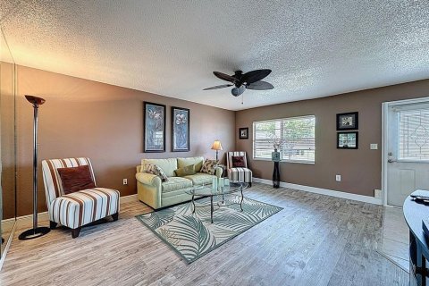 Condo in New Port Richey, Florida, 2 bedrooms  № 1907856 - photo 2
