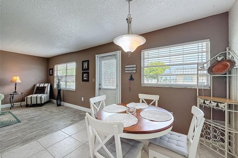 Condo in New Port Richey, Florida, 2 bedrooms  № 1907856 - photo 6