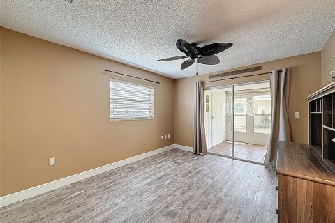 Condo in New Port Richey, Florida, 2 bedrooms  № 1907856 - photo 21