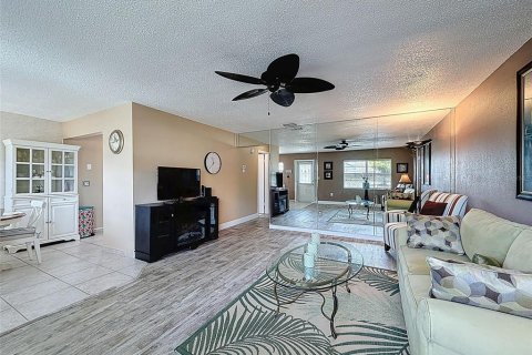 Condo in New Port Richey, Florida, 2 bedrooms  № 1907856 - photo 5