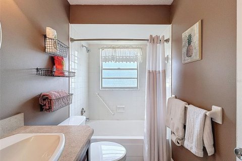Condo in New Port Richey, Florida, 2 bedrooms  № 1907856 - photo 15