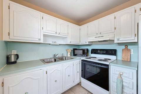 Condo in New Port Richey, Florida, 2 bedrooms  № 1907856 - photo 10