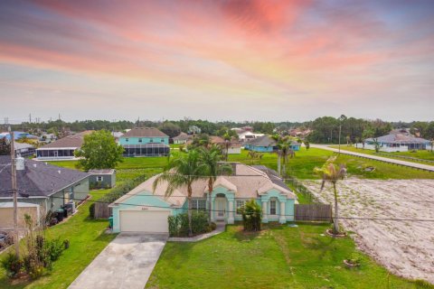 House in Port St. Lucie, Florida 3 bedrooms, 186.36 sq.m. № 2385434