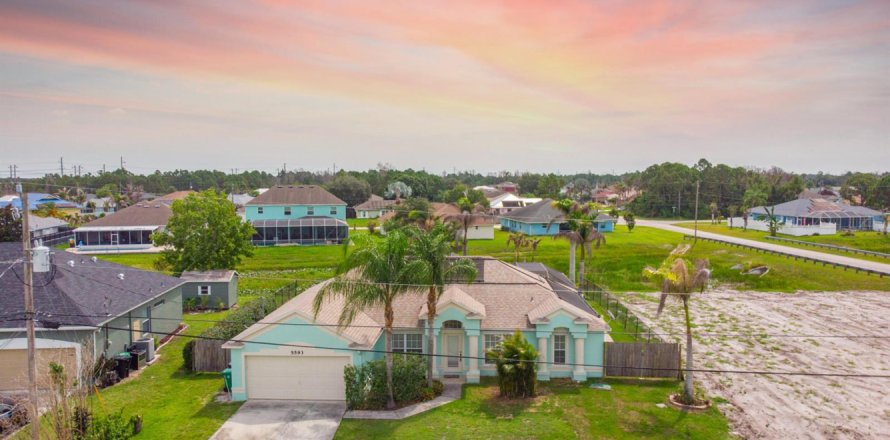 House in Port St. Lucie, Florida 3 bedrooms, 186.36 sq.m. № 2385434