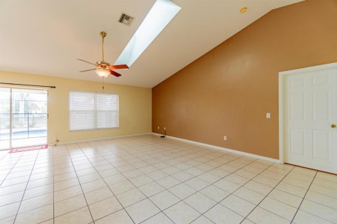 House in Port St. Lucie, Florida 3 bedrooms, 186.36 sq.m. № 2385434 - photo 12