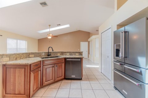 House in Port St. Lucie, Florida 3 bedrooms, 186.36 sq.m. № 2385434 - photo 17