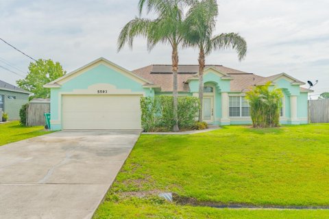 House in Port St. Lucie, Florida 3 bedrooms, 186.36 sq.m. № 2385434 - photo 3