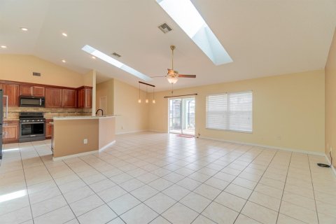 House in Port St. Lucie, Florida 3 bedrooms, 186.36 sq.m. № 2385434 - photo 13