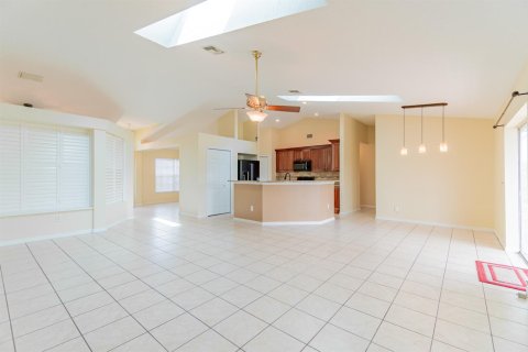 House in Port St. Lucie, Florida 3 bedrooms, 186.36 sq.m. № 2385434 - photo 14