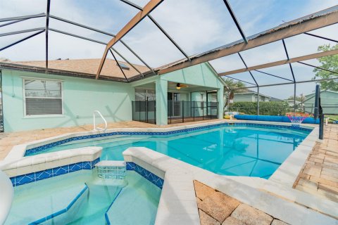 House in Port St. Lucie, Florida 3 bedrooms, 186.36 sq.m. № 2385434 - photo 2