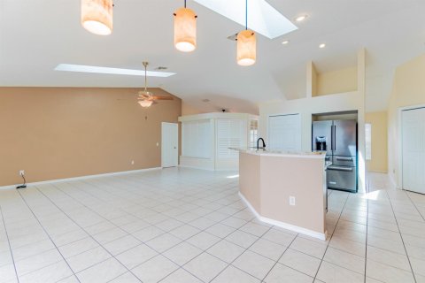 House in Port St. Lucie, Florida 3 bedrooms, 186.36 sq.m. № 2385434 - photo 15
