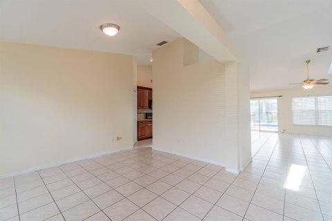 House in Port St. Lucie, Florida 3 bedrooms, 186.36 sq.m. № 2385434 - photo 6