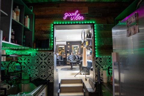 Propiedad comercial en venta en Miami, Florida № 2021908 - foto 13