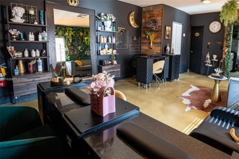 Propiedad comercial en venta en Miami, Florida № 2021908 - foto 3