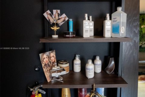 Propiedad comercial en venta en Miami, Florida № 2021908 - foto 8