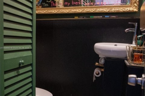 Propiedad comercial en venta en Miami, Florida № 2021908 - foto 22