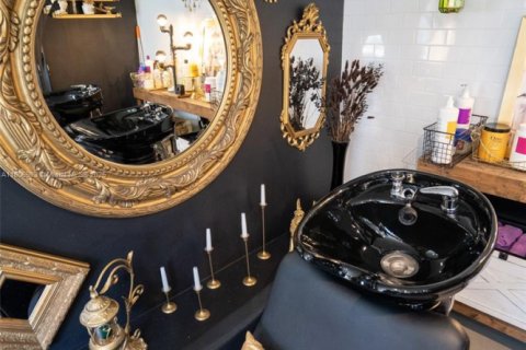 Propiedad comercial en venta en Miami, Florida № 2021908 - foto 18