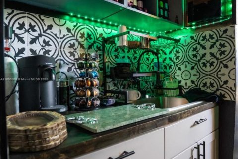 Propiedad comercial en venta en Miami, Florida № 2021908 - foto 7