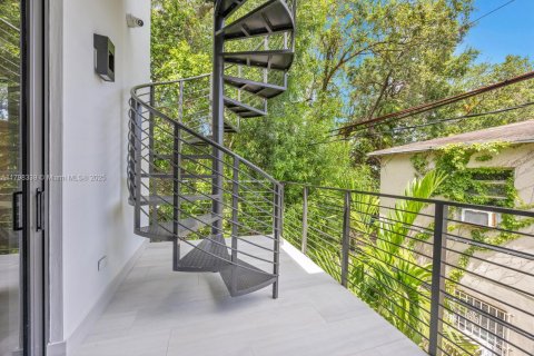 Townhouse in Miami, Florida 4 bedrooms, 327.57 sq.m. № 1676739 - photo 24