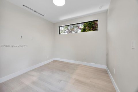 Townhouse in Miami, Florida 4 bedrooms, 327.57 sq.m. № 1676739 - photo 20