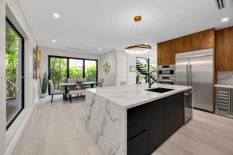 Townhouse in Miami, Florida 4 bedrooms, 327.57 sq.m. № 1676739 - photo 10