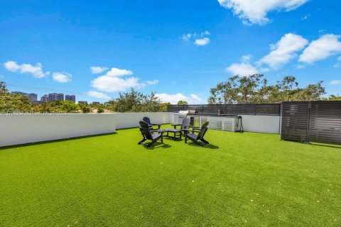 Townhouse in Miami, Florida 4 bedrooms, 327.57 sq.m. № 1676739 - photo 28