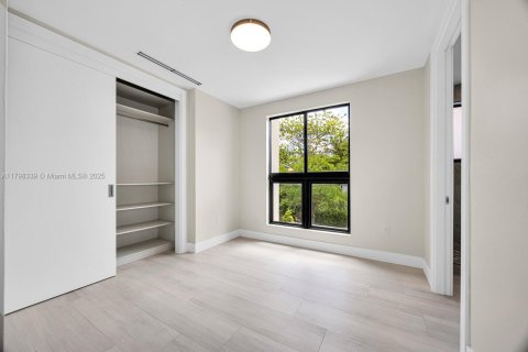 Townhouse in Miami, Florida 4 bedrooms, 327.57 sq.m. № 1676739 - photo 19