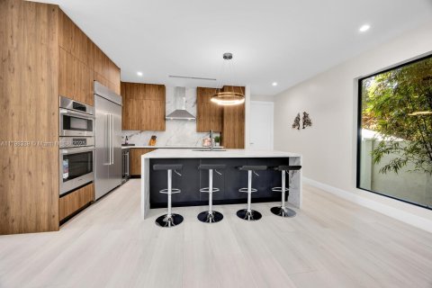 Townhouse in Miami, Florida 4 bedrooms, 327.57 sq.m. № 1676739 - photo 9
