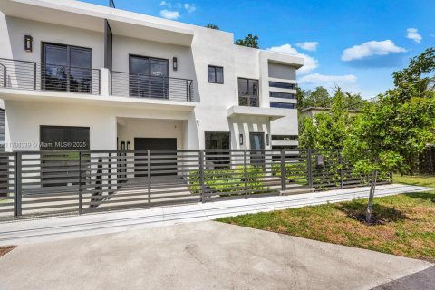 Townhouse in Miami, Florida 4 bedrooms, 327.57 sq.m. № 1676739 - photo 2