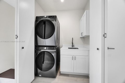 Townhouse in Miami, Florida 4 bedrooms, 327.57 sq.m. № 1676739 - photo 23