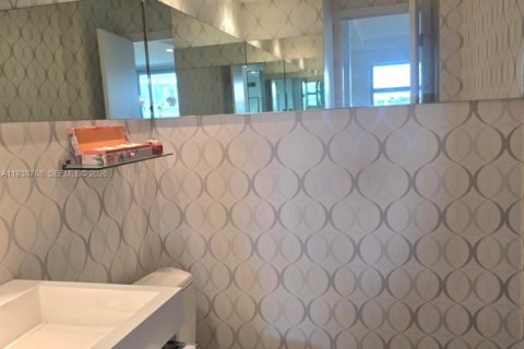 Condo in Miami Beach, Florida, 1 bedroom  № 1997246 - photo 19